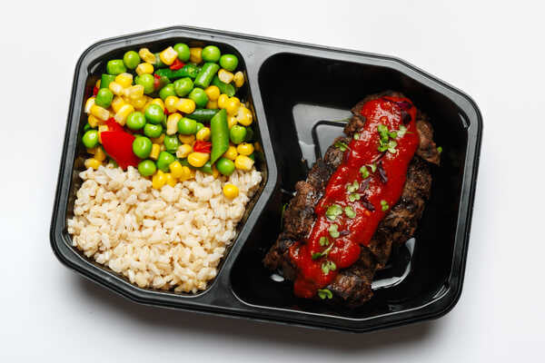 Rump in Portuguese Sauce with Brown Rice & Broccoli (350g)